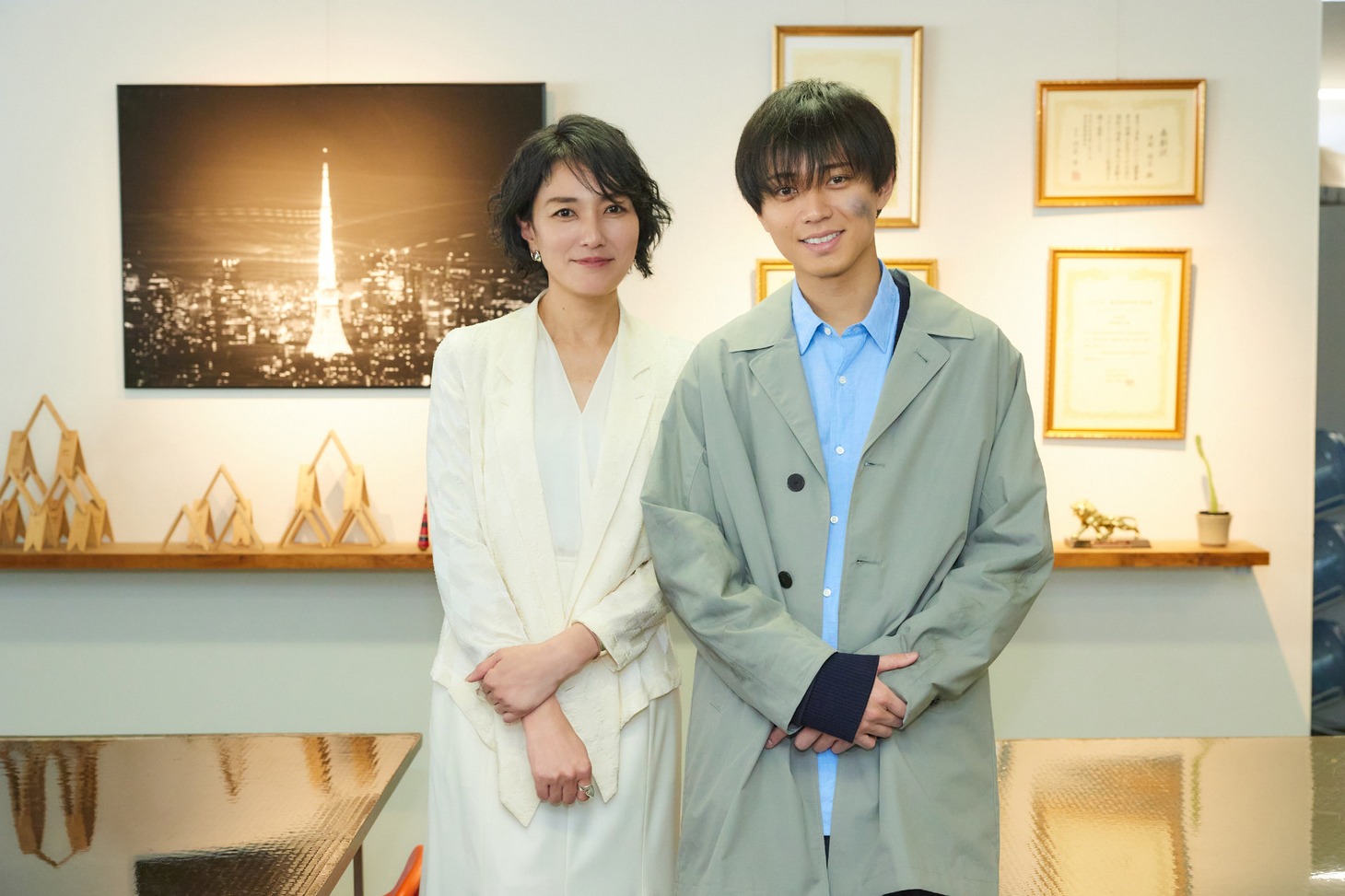 ドラマ「東京タワー」クランクインを迎えた板谷由夏（左）と永瀬廉（右）。