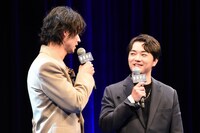 左から山崎賢人、染谷将太。