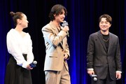 左から奈緒、山崎賢人、染谷将太。