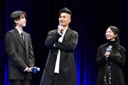 左から板垣李光人、北村一輝、佐藤嗣麻子。