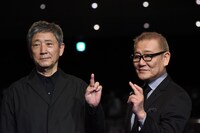 左から小林薫、國村隼。