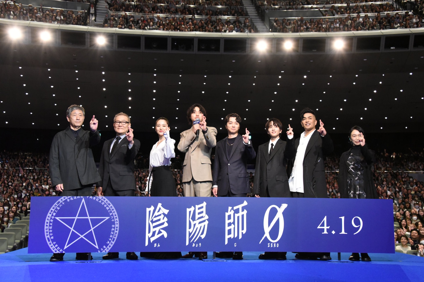 映画「陰陽師0」ジャパンプレミアの様子。左から小林薫、國村隼、奈緒、山崎賢人、染谷将太、板垣李光人、北村一輝、佐藤嗣麻子。