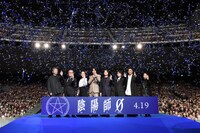 映画「陰陽師0」ジャパンプレミアの様子。左から小林薫、國村隼、奈緒、山崎賢人、染谷将太、板垣李光人、北村一輝、佐藤嗣麻子。