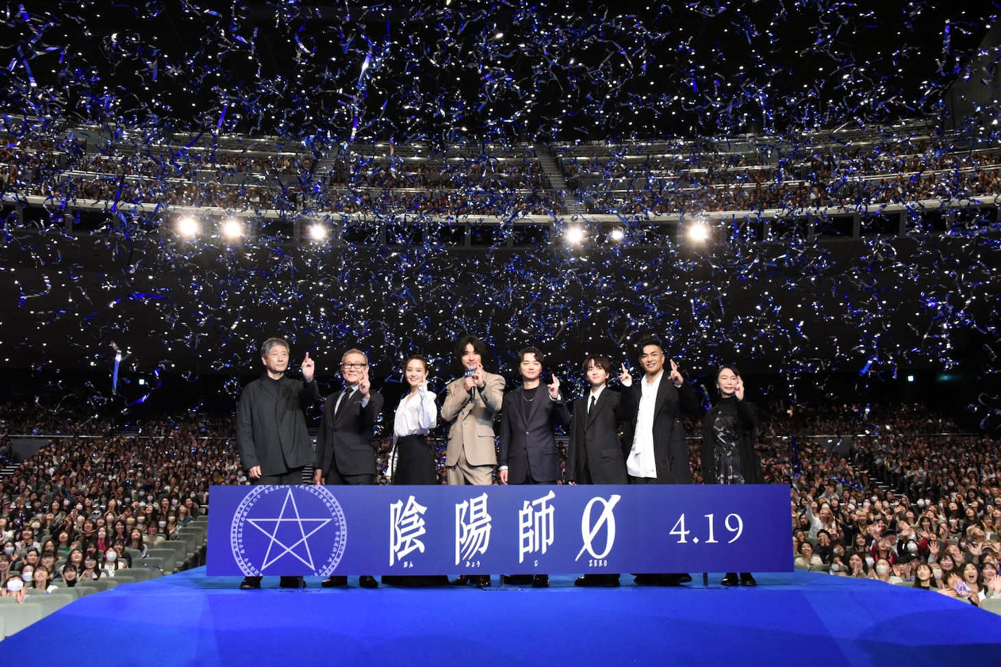 映画「陰陽師0」ジャパンプレミアの様子。左から小林薫、國村隼、奈緒、山崎賢人、染谷将太、板垣李光人、北村一輝、佐藤嗣麻子。