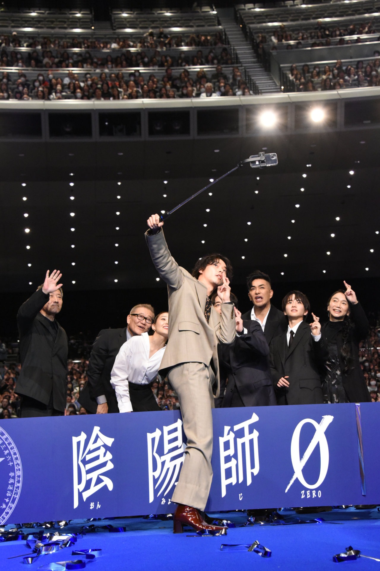 自撮りをする登壇者たち。