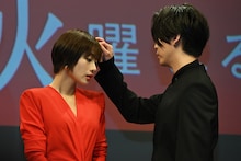 イベントでひときわファンの歓声が上がった瞬間より。左から石原さとみ、亀梨和也。