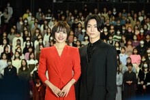 左から石原さとみ、亀梨和也。