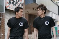 左から北代高士演じる相馬邦人、山本裕典演じる沢村竜一。