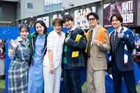 左から畑芽育、木南晴夏、川口春奈、松下洸平、井之脇海、木戸大聖。