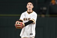 スタンドを見回す川西拓実。