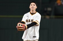 スタンドを見回す川西拓実。