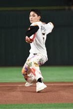 振りかぶる川西拓実。