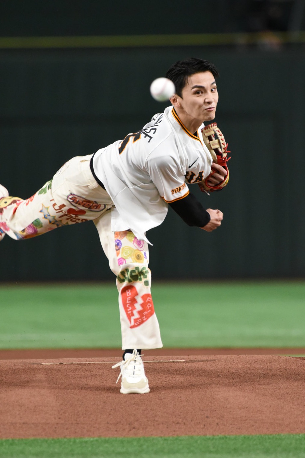 白球を投げる川西拓実。