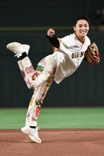 白球を投げる川西拓実。