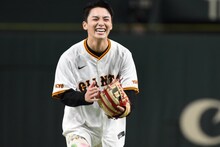 投球後に笑顔を見せる川西拓実。