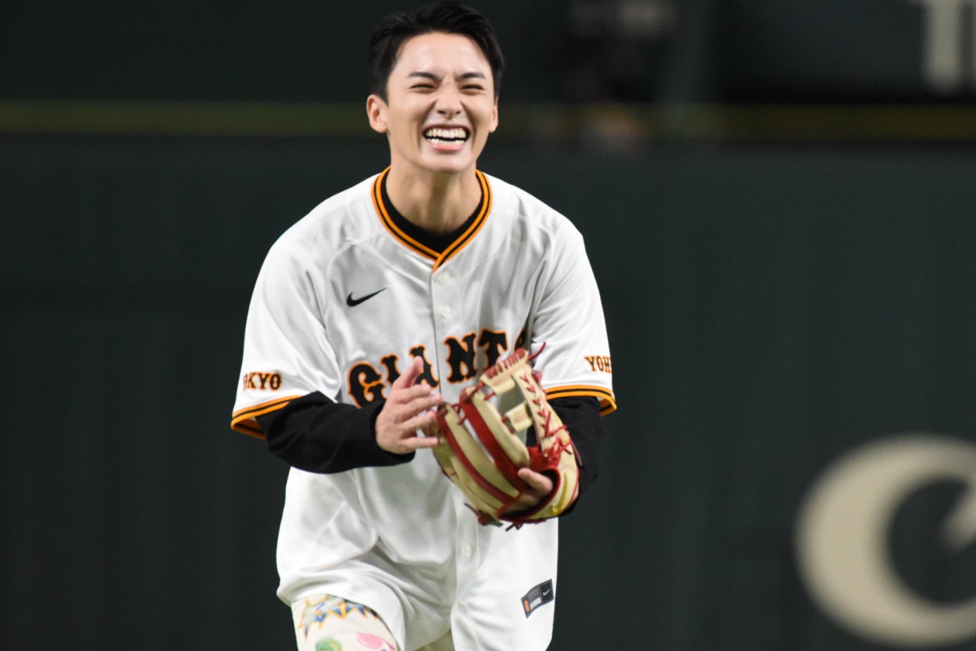 投球後に笑顔を見せる川西拓実。