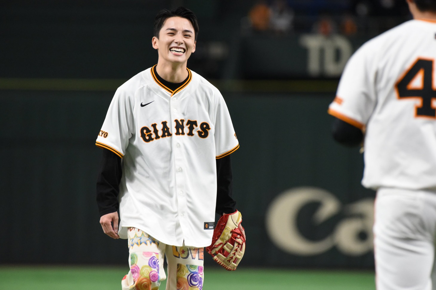 ボールを受けた佐々木俊輔に笑顔を見せる川西拓実（左）。