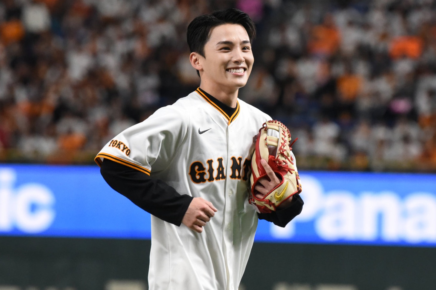 小走りで球場を後にする川西拓実。