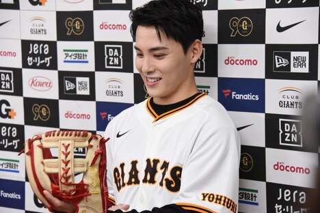 岡本和真から借りたグラブを見つめる川西拓実。