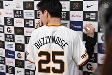 背番号を見せる川西拓実。