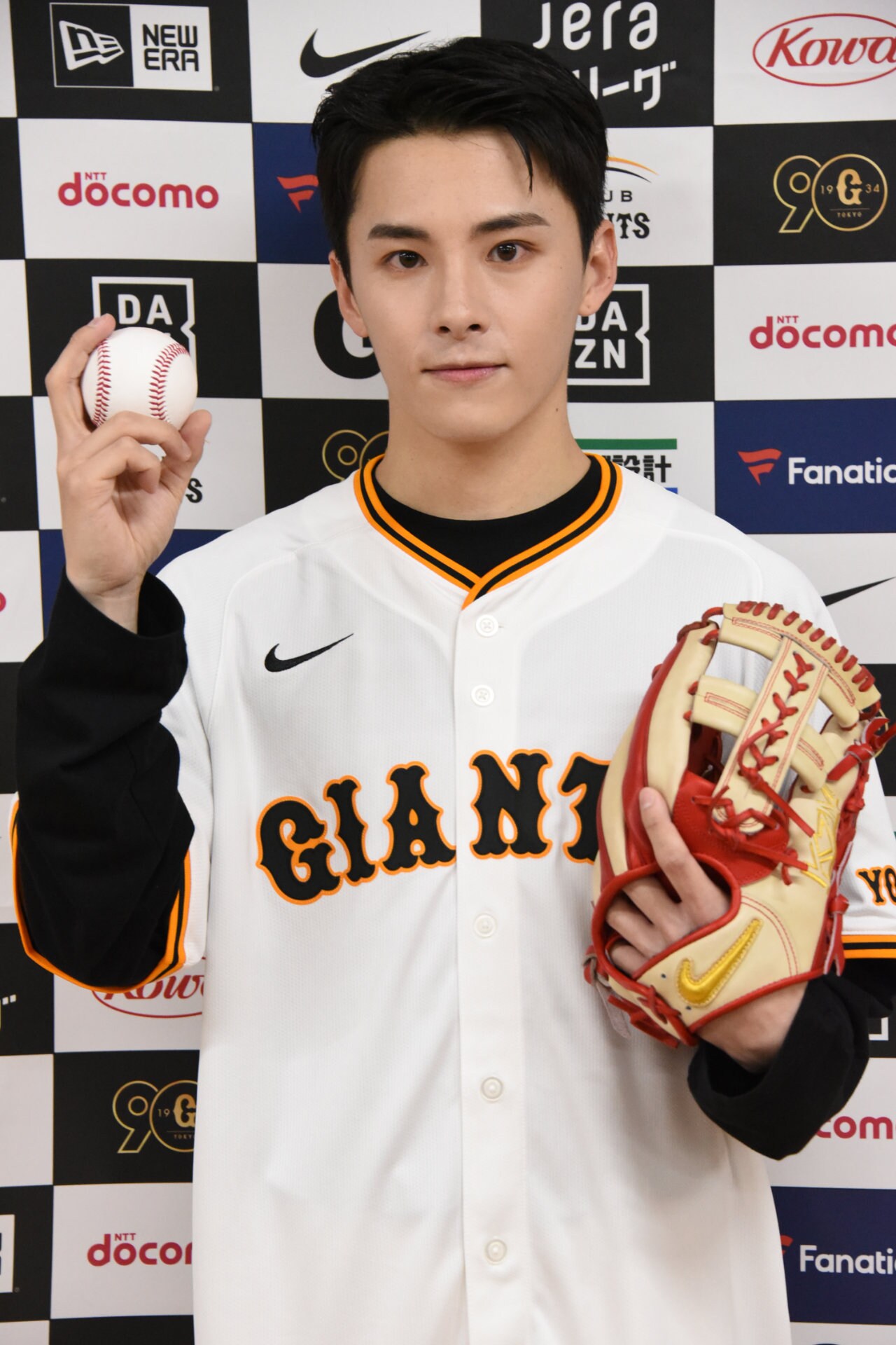 オリジナルタオルを手にする川西拓実。 - JO1川西拓実が始球式に参加