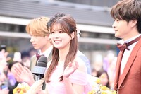 ブルーカーペットに登場した生見愛瑠（中央）。