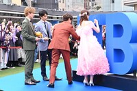 ブルーカーペットでサインをする「くるり～誰が私と恋をした？～」のキャストたち。