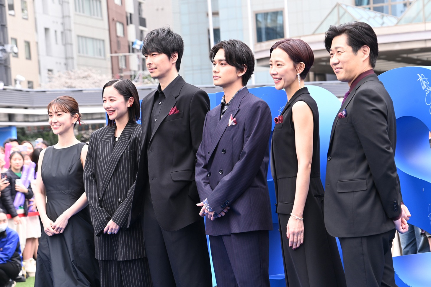 左から大島優子、堀田真由、長谷川博己、北村匠海、木村佳乃、 林泰文。