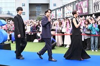 左から長谷川博己、北村匠海、木村佳乃。