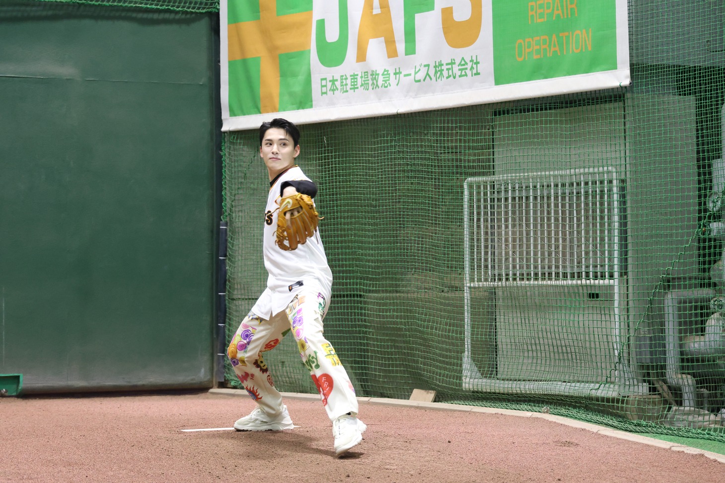 投球練習をする川西拓実。