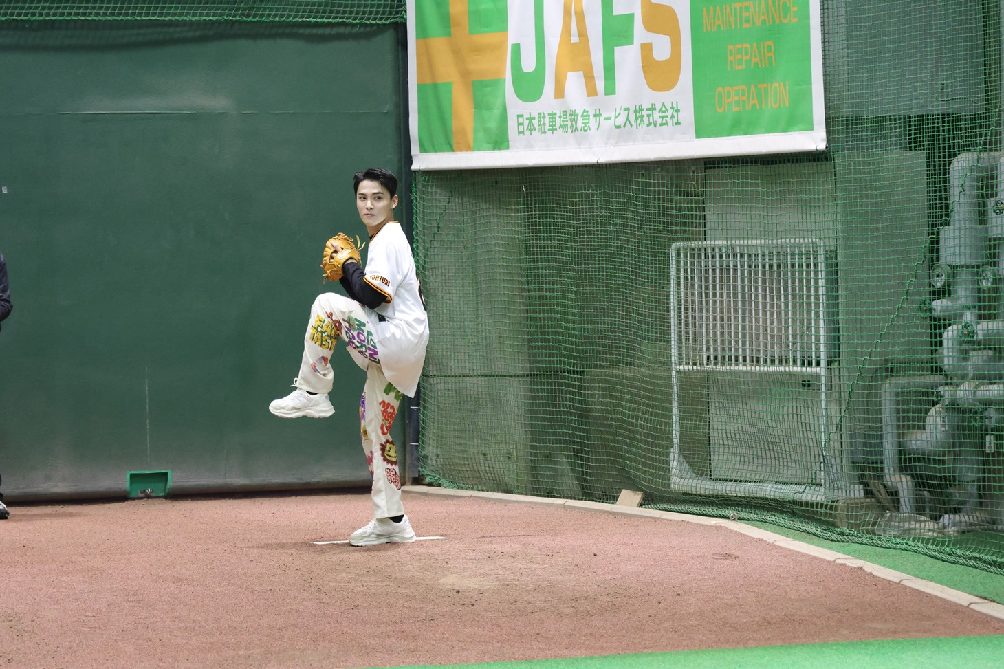 投球練習をする川西拓実。