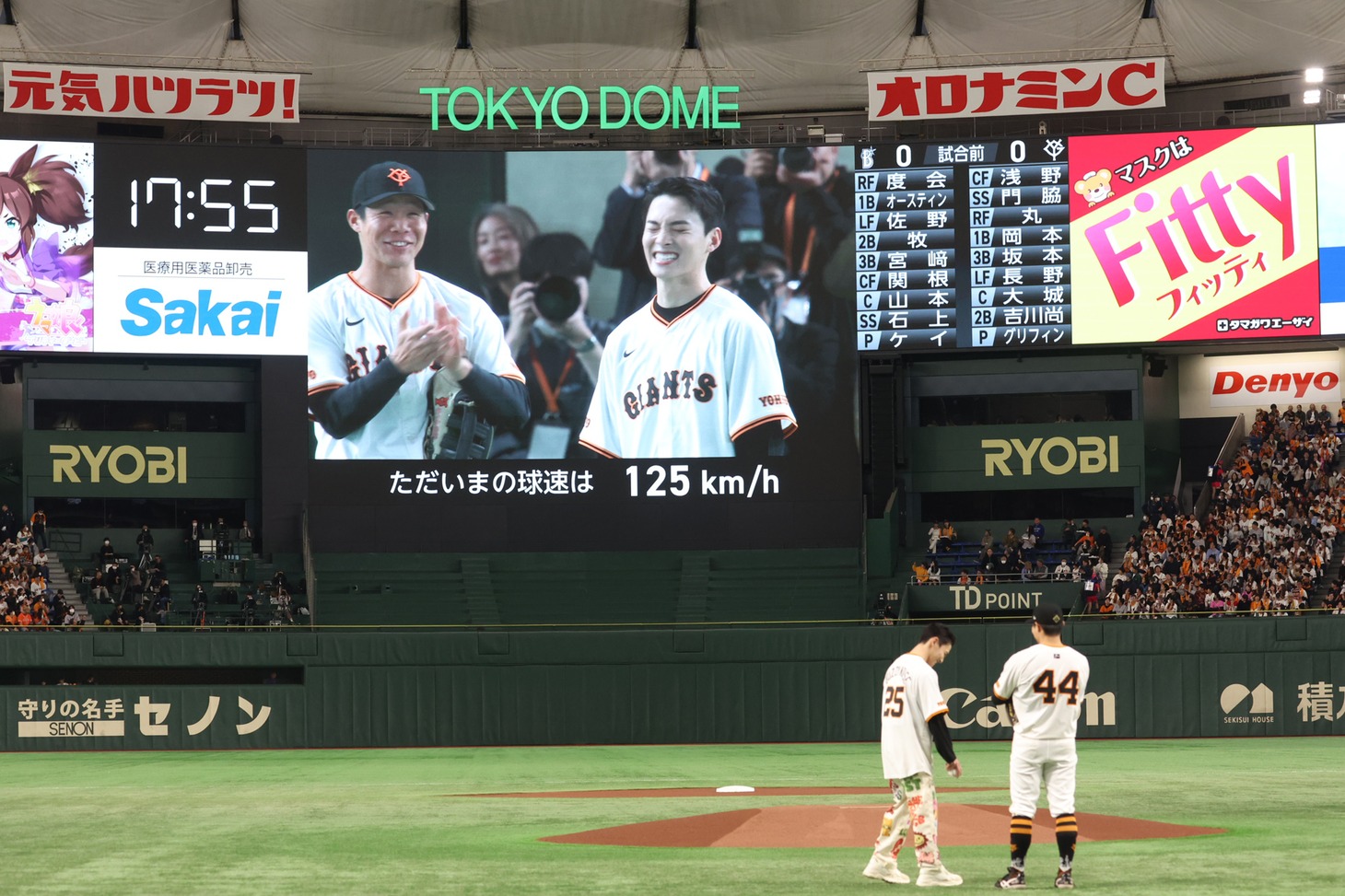 球速125km/hという結果に、悔しがる川西拓実（モニタ右）と、川西をねぎらう佐々木俊輔（左）。