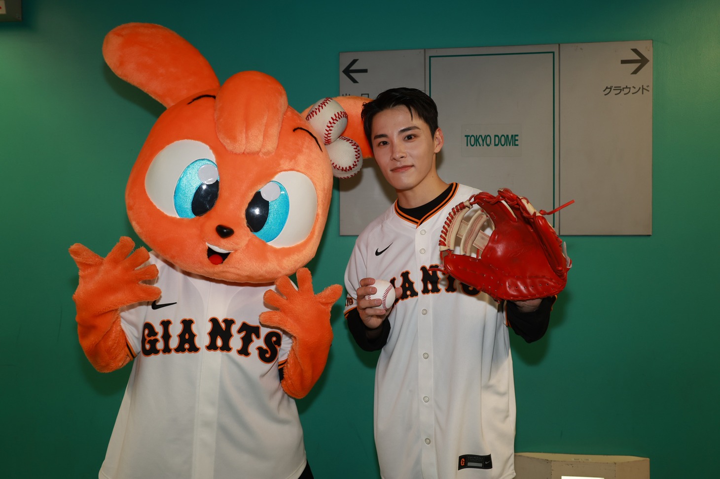 川西拓実（右）とキッズジャビット（左）。
