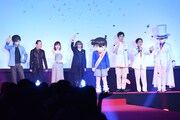 「名探偵コナン 100万ドルの五稜星」公開直前!SPファンミーティングの様子。左から服部平次、堀川りょう、山崎和佳奈、高山みなみ、江戸川コナン、大泉洋、山口勝平、怪盗キッド。