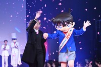 手をつないで登場する高山みなみ（左）と江戸川コナン（右）。