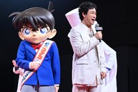 左から江戸川コナン、大泉洋。