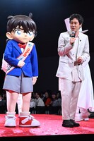 左から江戸川コナン、大泉洋。