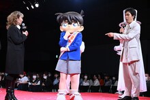 左から高山みなみ、江戸川コナン、大泉洋。