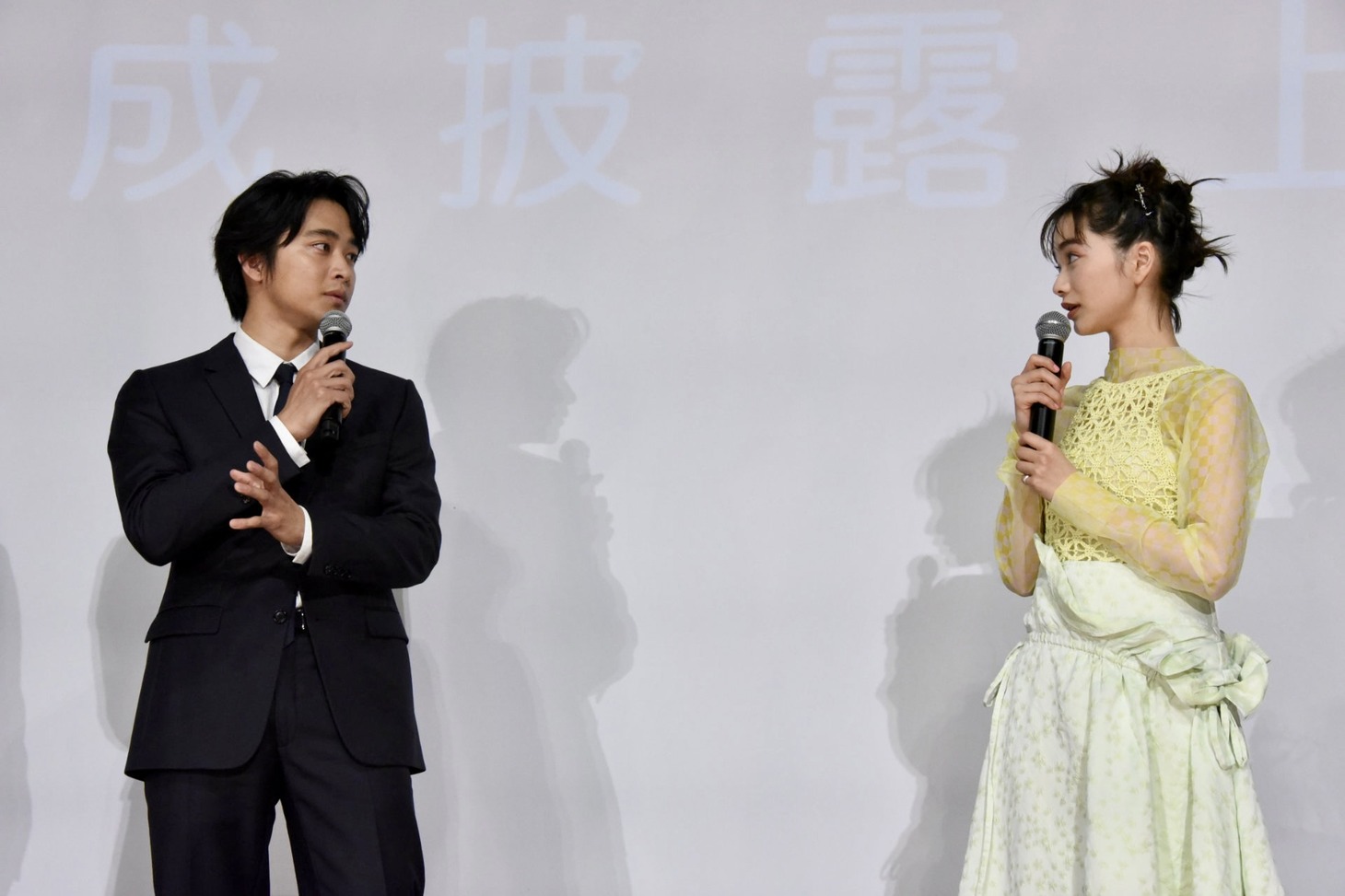 佐藤寛太（左）と見上愛（右）。