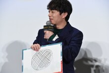 “穴”のイラストを見せる染谷将太。