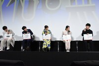 “穴”のイラストを見せる登壇者一同。