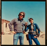 ドラマ「フォールアウト」メイキング写真より。左からジョナサン・ノーラン、エラ・パーネル。