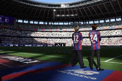 FC東京の特製ユニフォームを披露するSKY-HI（左）、Nissy（右）。