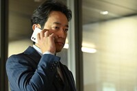 迫田孝也演じる藤枝賢造。