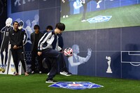 “ビタ止め”チャレンジに挑戦する浦和希。