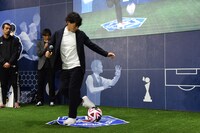 “ビタ止め”チャレンジに挑戦する佐藤寿人。