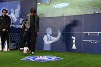 “ビタ止め”チャレンジに挑戦する本山雅志。