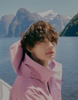 佐野勇斗写真集「Here, Now!」+KIRARI限定版の表紙ビジュアル。
