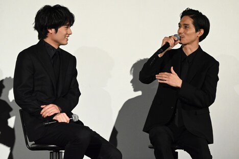 左から赤楚衛二、錦戸亮。