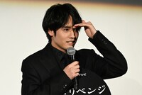 観客が書いたボードを読もうとする赤楚衛二。